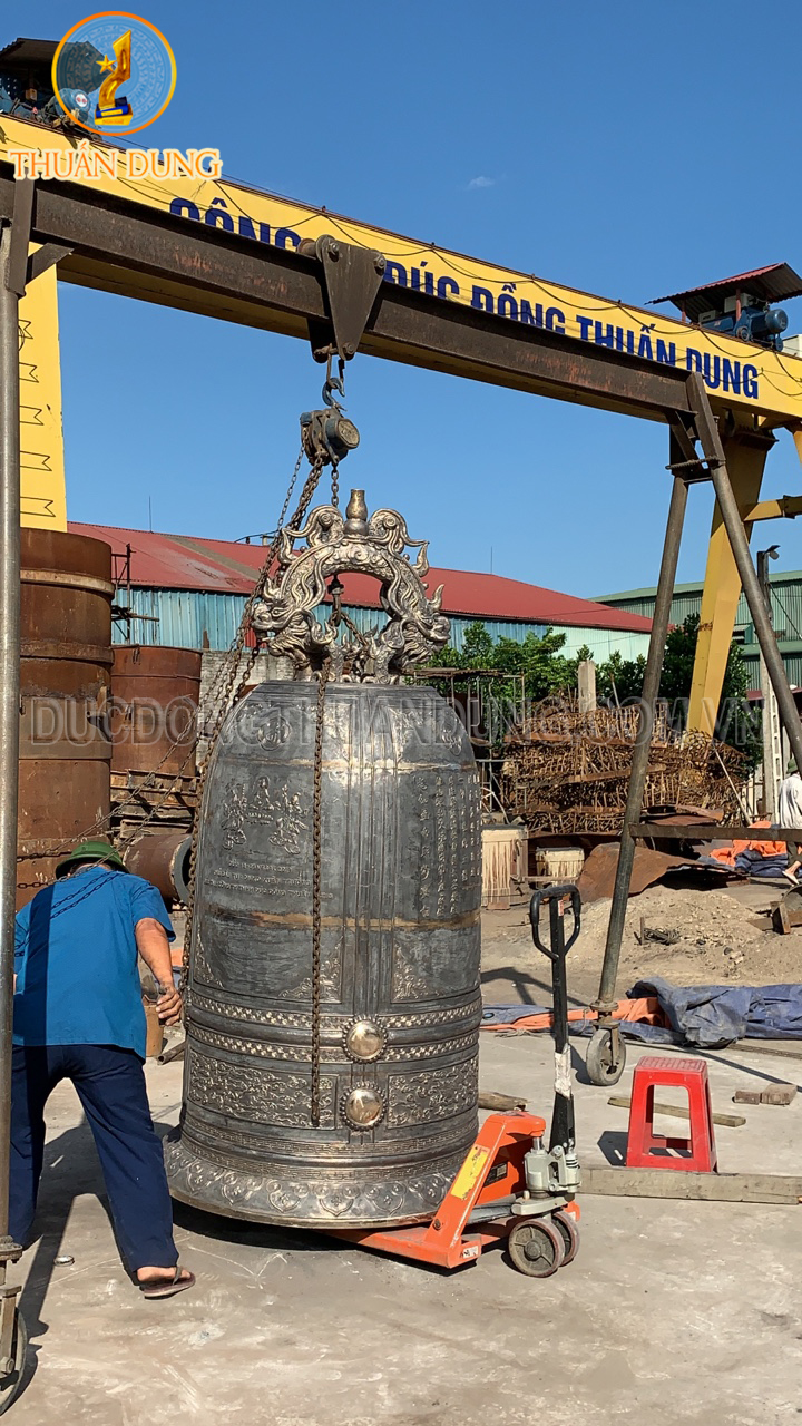 Giám đốc Vũ Duy Thuấn đang kiểm tra chất lượng chuông 2000kg trước khi lắp đặt tại chùa Ba Sao- Hà Nam để đón VESAS 2019