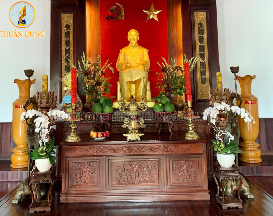 Tượng Bác Hồ tại phòng tưởng niệm Chủ tịch Hồ Chí Minh
