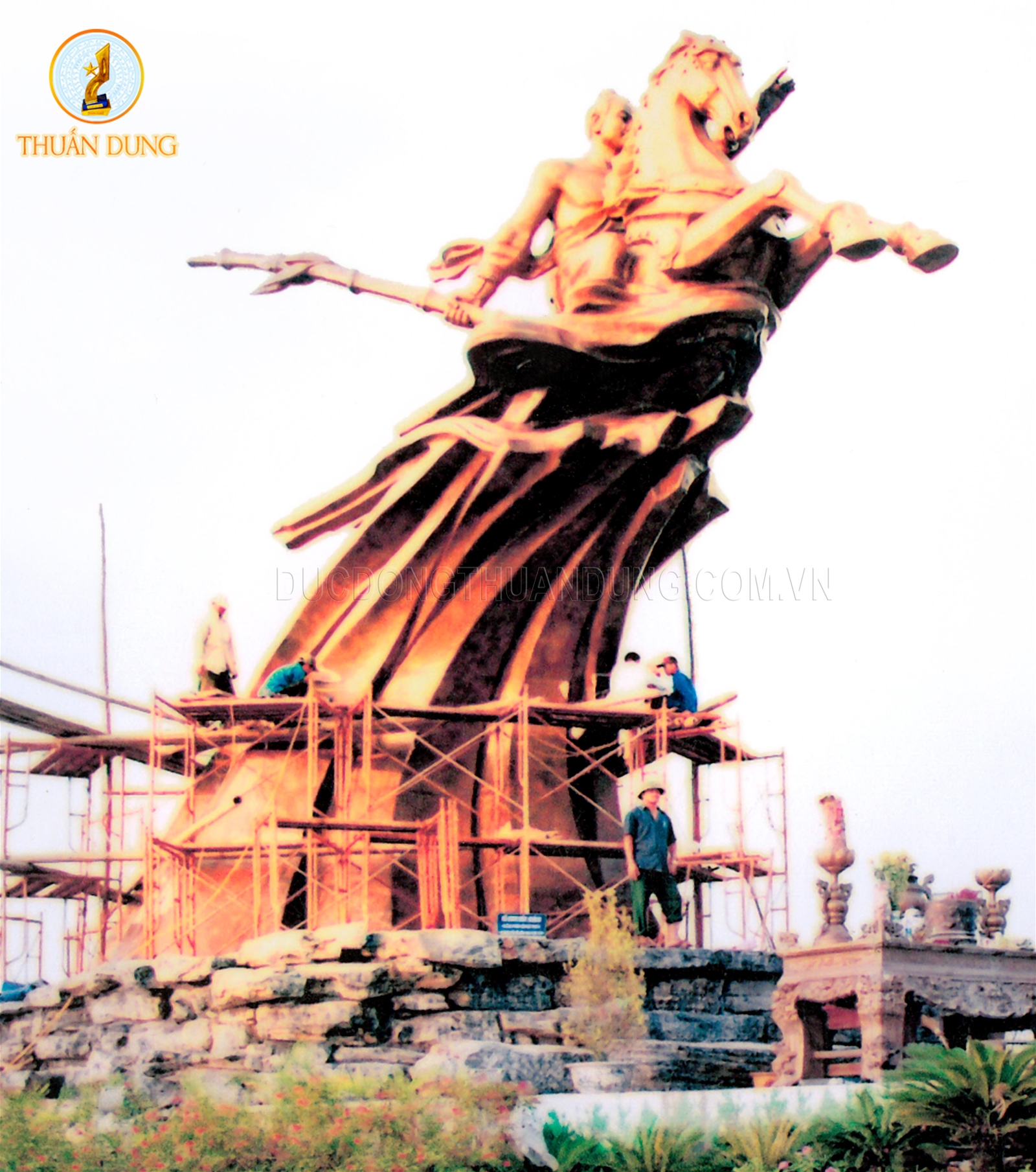 Ảnh: Giám đốc Vũ Duy Thuấn cùng anh em công nhân đang hoàn thiện  lắp đặt tượng Đài Thánh Gióng Tại Đỉnh núi Sóc Sơn - Hà Nội