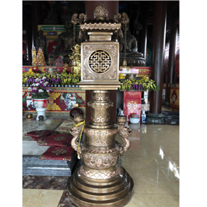 Đèn thờ bằng đồng cỡ lớn đặt tại đình chùa